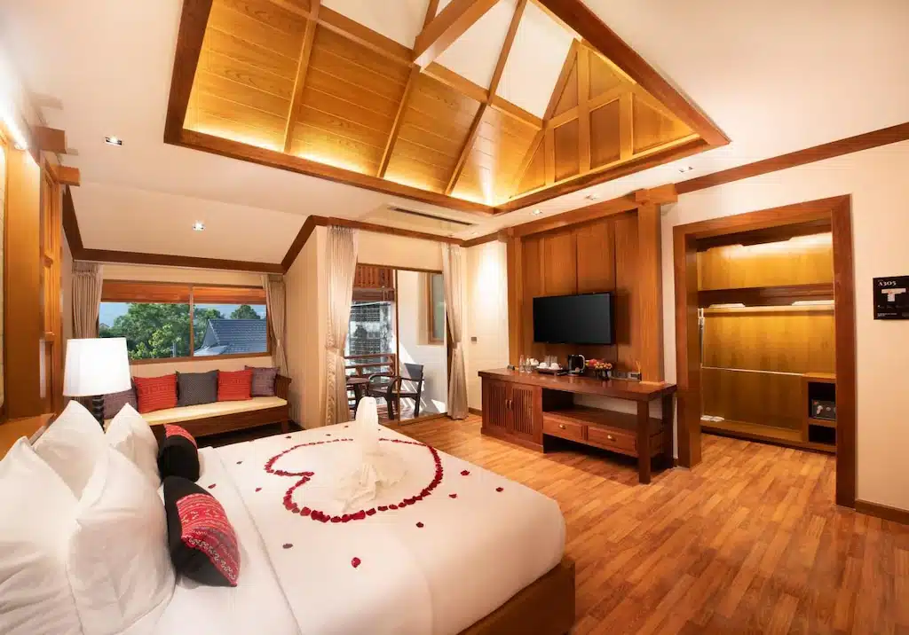 ห้องที่มีเพดานและพื้นไม้ในราชบุรีที่เที่ยว ที่พักเชียงใหม่