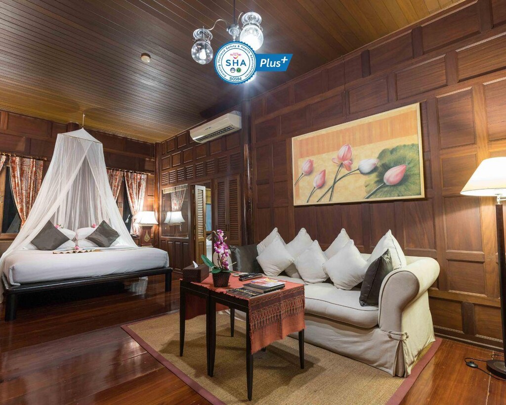 ห้องที่มีพื้นไม้และเตียง ที่พักอัมพวา