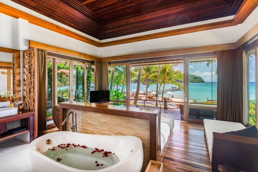 ห้องน้ำริมชายหาดพร้อมอ่างอาบน้ำและทิวทัศน์มุมกว้างของมหาสมุทร ที่พักเกาะกูด