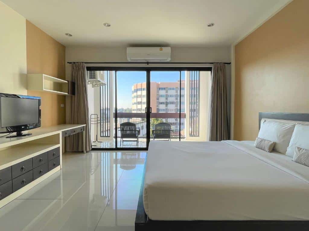 ห้องพักในโรงแรมพร้อมเตียงขนาดใหญ่และระเบียง เหมาะสำหรับการเข้าพักของคุณในเชียงใหม่ โรงแรมเชียงใหม่