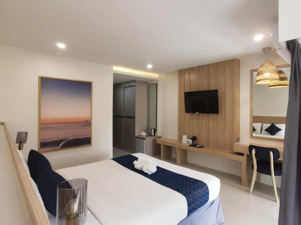 ห้องพักในโรงแรมริมชายหาดพร้อมเตียงนุ่มสบายและโทรทัศน์ ที่พักชุมพรติดทะเล