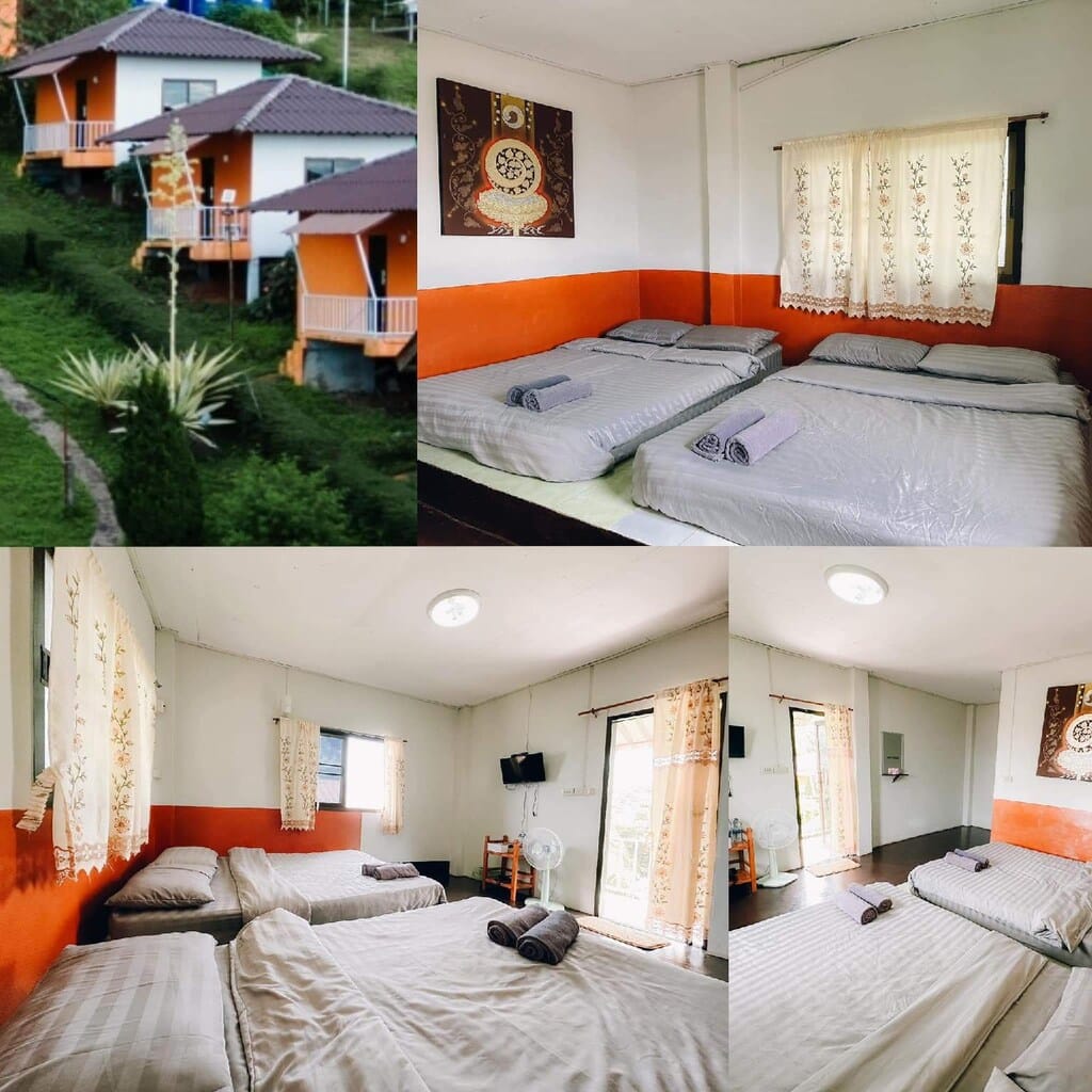 รูปบ้านสี่รูปที่มีผนังสีส้มและเตียง ที่พักภูชี้ฟ้า