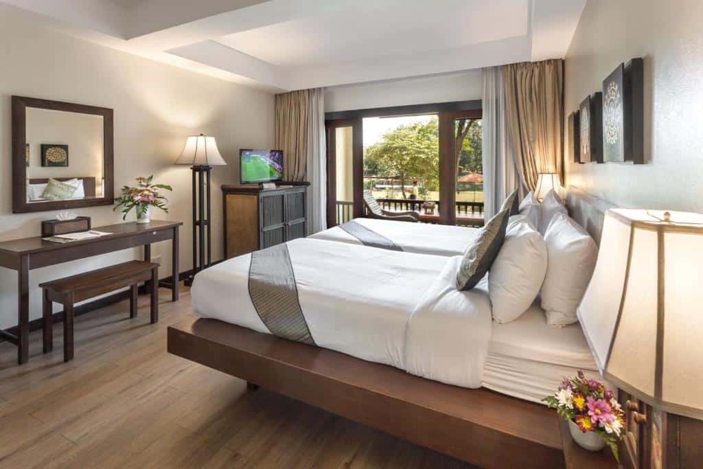 ห้องพักในโรงแรมพื้นไม้และเตียงขนาดใหญ่ในอุทยานราชบุรี โรงแรมเชียงใหม่