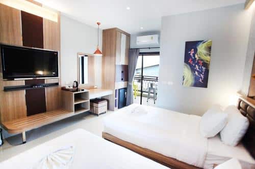 เตียงสองเตียงในห้องพร้อมโทรทัศน์สำหรับนักท่องเที่ยวที่มาเยือนราชบุรีหรือราชบุรีที่เที่ย ที่เที่ยวปากช่อง