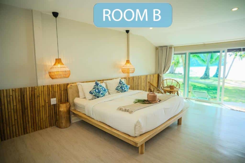 ที่พักเกาะกูด ห้องพร้อมเตียงและเก้าอี้ อยู่ที่เกาะกูด ในราชบุรี
