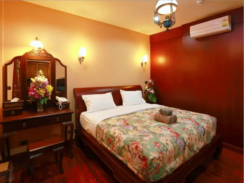 เตียงในห้องที่ โรงแรมแชงกรี-ลา ตั้งอยู่ในราชบุรีที่เที่ยวซึ่ง ที่พักเชียงใหม่ เป็นสถานที่ท่องเที่ยวยอดนิยม
