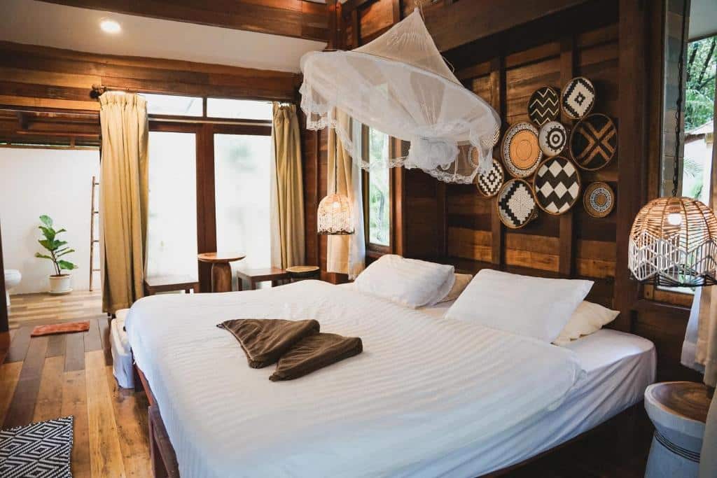 เตียงมุ้งในห้อง ที่พักเกาะกูด