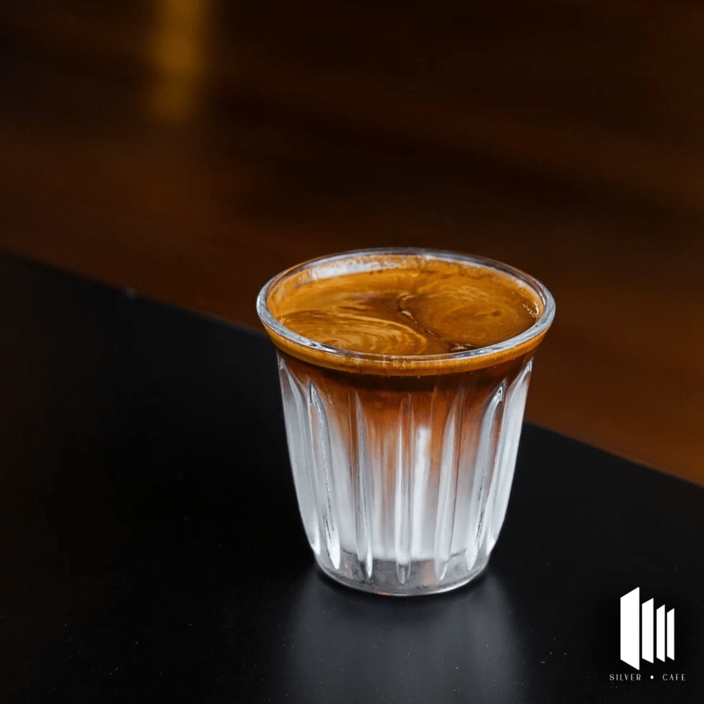 จิบกาแฟสักแก้วบนโต๊ะที่เที่ยวราชบุรี ที่เที่ยวปากช่อง