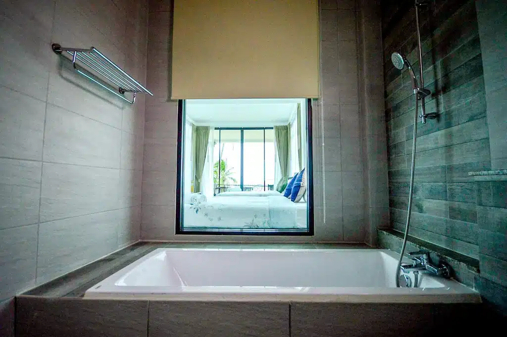 พูลวิลล่าชะอําติดทะเล วิลลาริมชายหาดพร้อมอ่างอาบน้ำและหน้าต่าง