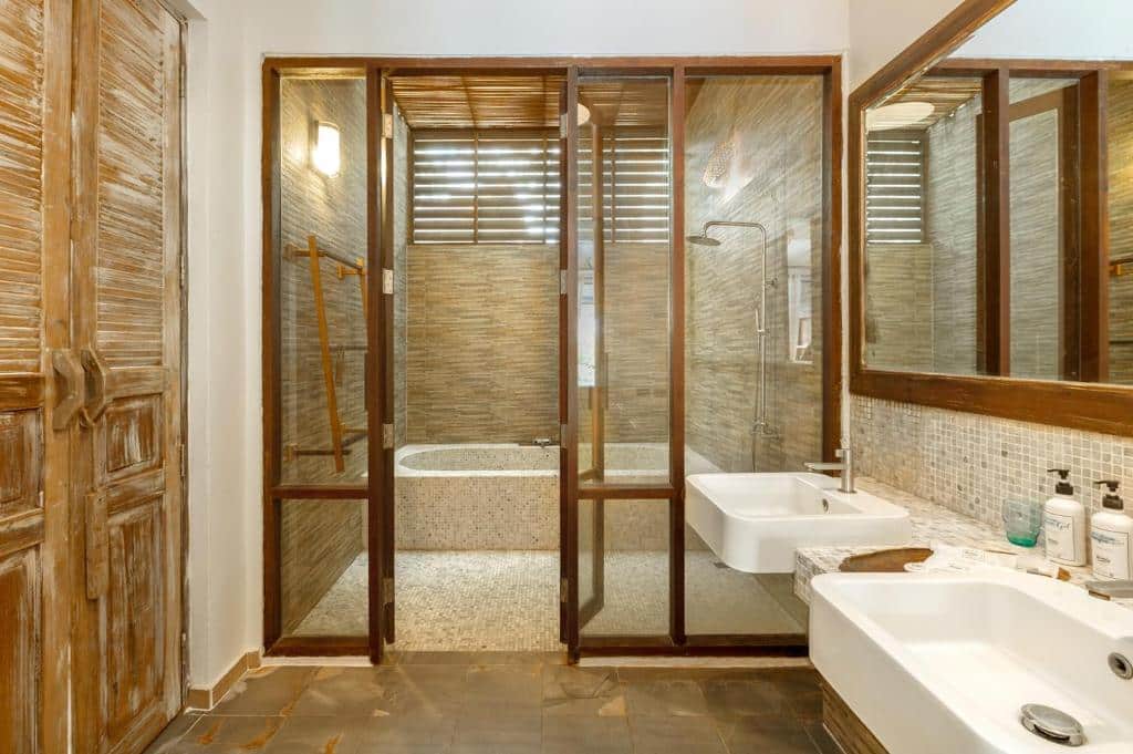ห้องน้ำในบริเวณท่องเที่ยวราชบุรีพร้อมอ่างล้างมือ 2 อ่างและฝักบัว เกาะกูดรีสอร์ท