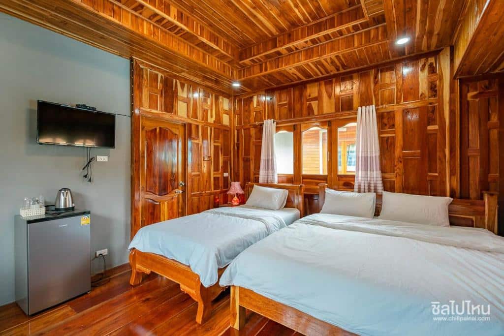 มีภูทับเบิกที่มีผนังไม้ ในห้องมี 2 เตียง ที่พักภูทับเบิก