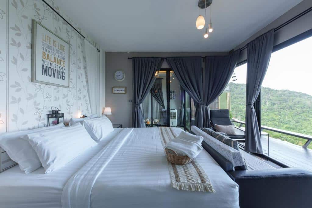 ห้องนอนพร้อมเตียงขนาดใหญ่และวิวภูเขาในเพชรบูรณ์ ที่เที่ยวเพชรบูรณ์