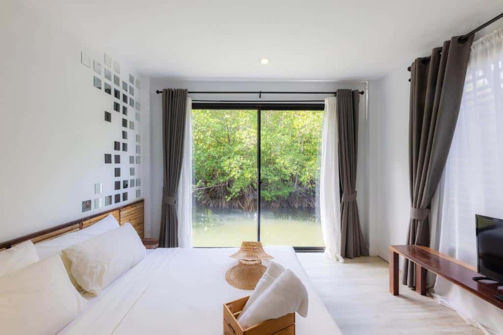 ห้องนอนพร้อมหน้าต่างบาน ที่พักเกาะกูด ใหญ่ในราชบุรีที่เที่ยว