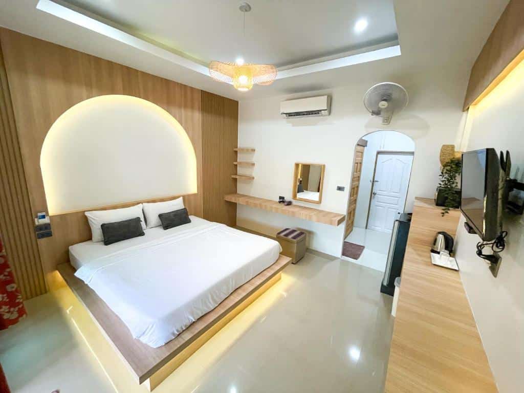 เตียงในห้องที่มีเพดานไม้ที่เกาะกูดสถานที่ท่องเที่ยวยอดนิยมในราชบุร เกาะกูดรีสอร์ท