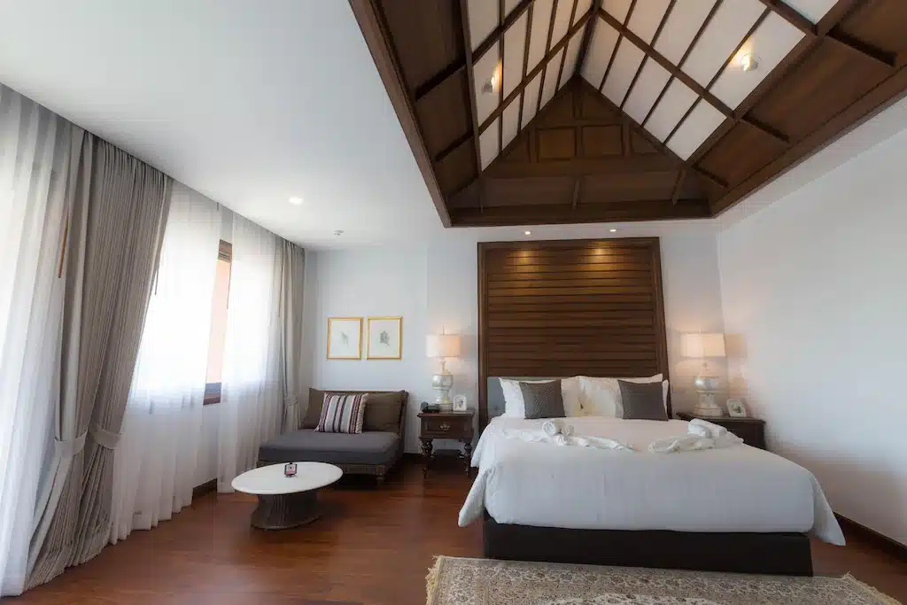 ห้องนอนพื้นไม้และเพดานไม้ในราชบุรี ที่พักเชียงใหม่
