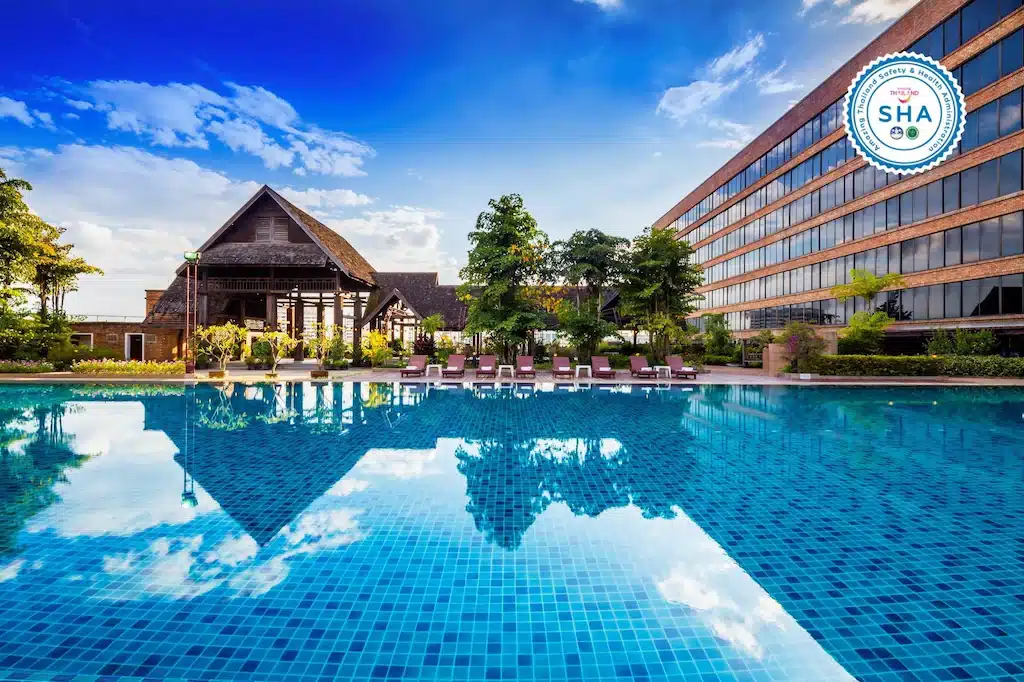 ลานว่ายน้ำที่อยู่หน้าโรงแรมในเมืองราชบุรี เป ที่พักเชียงใหม่