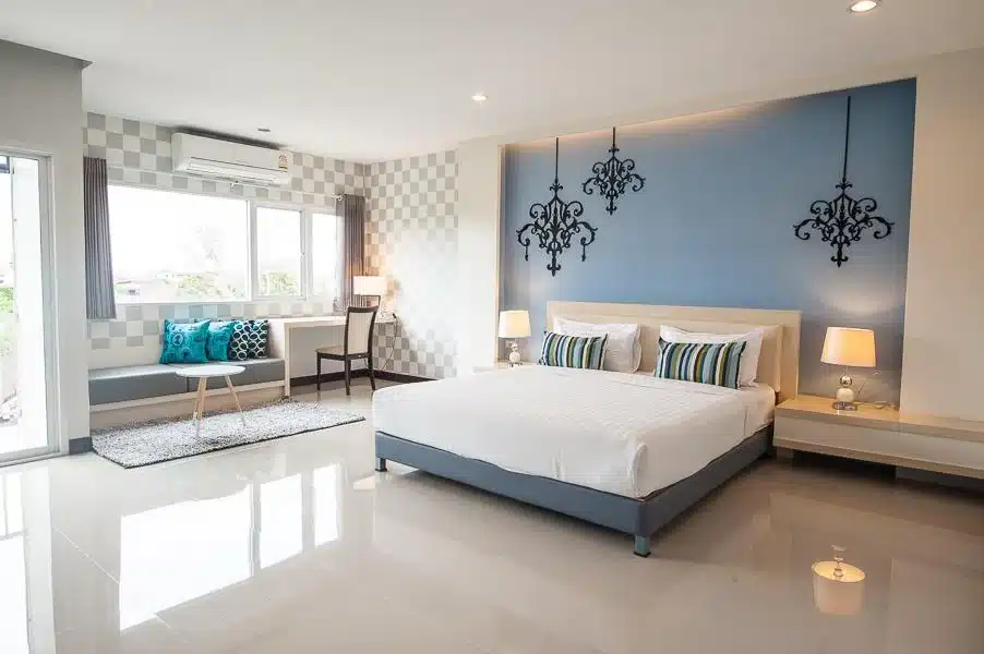 ห้องนอนสีฟ้าขาวพร้อมเตียงขนาดใหญ่ที่มีลักษณะกว๊านพะเยา ที่พักกว๊านพะเยา