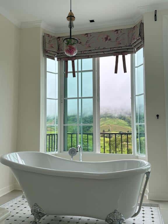 ห้องน้ำหรูหราพร้อมหน้าต่างบานใหญ่และอ่างอาบน้ำที่มองเห็นวิวทิวทัศน์อันงดงามของ พูลวิลล่าเขาค้อ