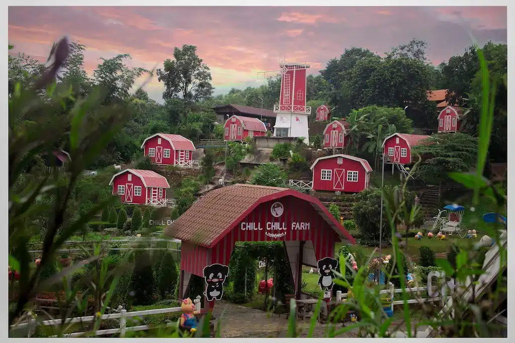 หมู่บ้านเล็กๆ ที่มีบ้านสีแดง ให้บรรยากาศที่เงียบสงบและสวยงามราวกับภาพวาด  ภูทับเบิกที่พัก