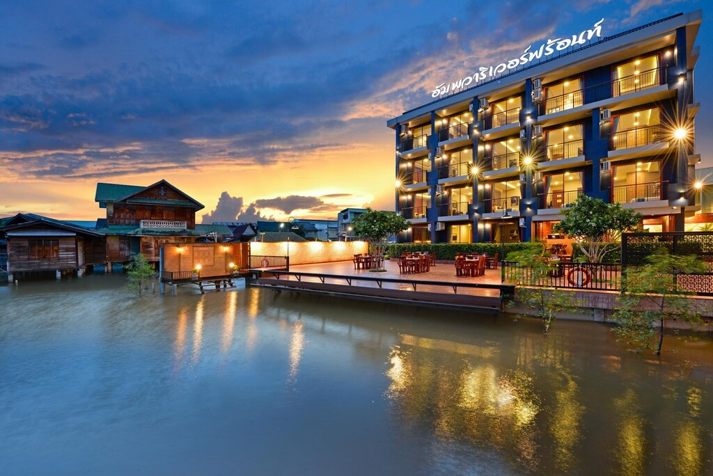 โรงแรมริมแม่น้ำตอนพลบค่ำ ที่พักอัมพวา