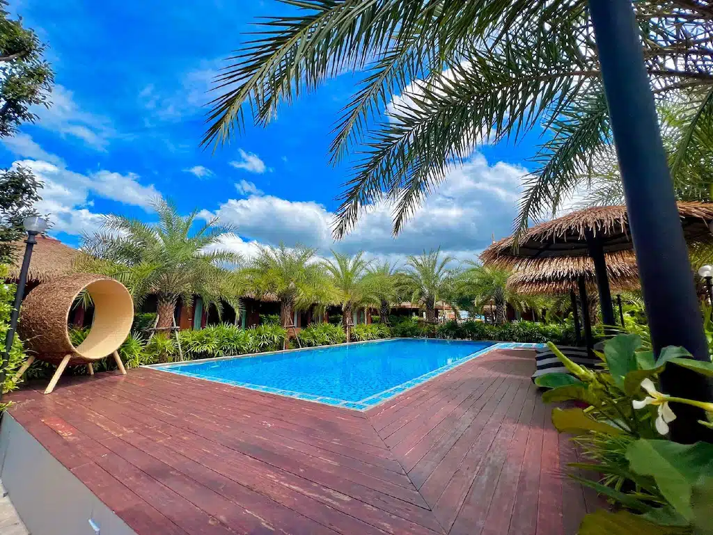 สระว่ายน้ำราคาประหยัดที่ Saigon Beach Resort ตั้งอยู่ใกล้กับโฮมสเตย์อัมพวา และให้บริการที่พักราคาประหยัดใกล้ริมน้ำในอัมพวา ที่พักอัมพวาริมน้ำ