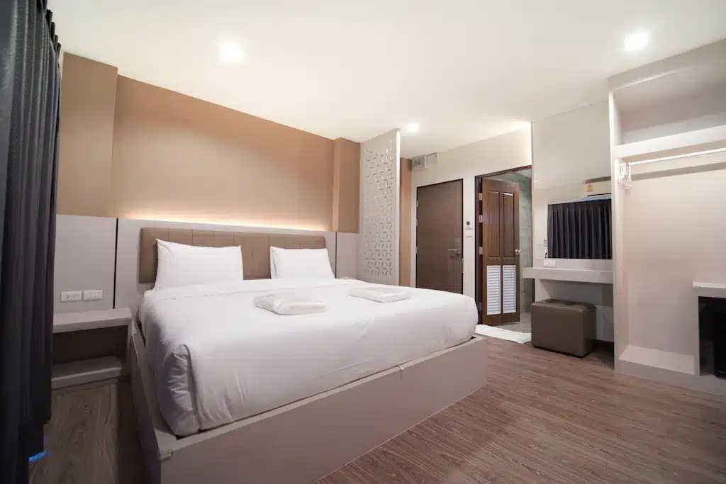 ห้องพักในโรงแรมพร้อมเตียงและโทรทัศน์ เหมาะสำหรับนักเดินทางที่สำรวจราชบุ ที่พักเชียงใหม่ รีหรือกำลังมองหาที่พักในเชียงใหม่