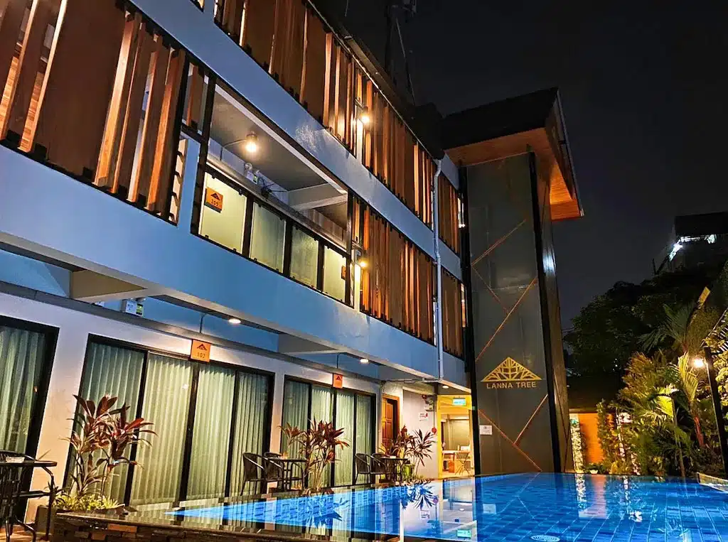 อาคารพร้อมสระว่ายน้ำยามค่ำคืนในจังหวัดราชบุรีสถานที่ท่องเที่ยวยอดนิยม ที่พักเชียงใหม่
