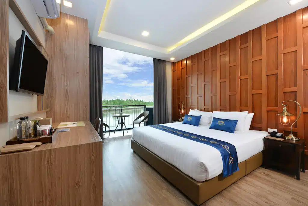 ห้องพักโรงแรมเปิดใหม่พร้อมเตียงและทีวีจอแบน ตั้งอยู่ริมแม่น้ำอันสวยงามในอัมพวา ในราคาที่เอื้อมถึง ที่พักอัมพวาริมน้ำ