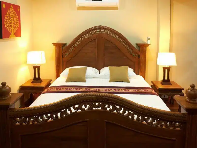 เตียงในห้องที่ Samantha h otel ที่พักชุมพรติดทะเล