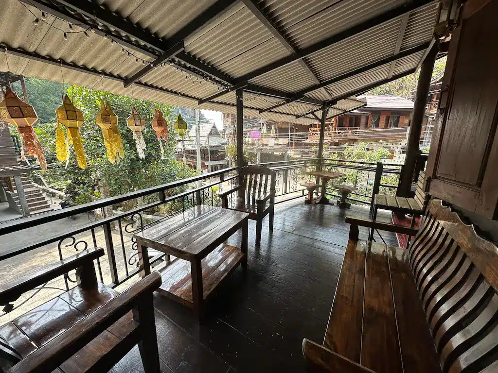 แม่กำปองที่พัก ระเบียงบ้านไม้ในหมู่บ้านแม่กำปองประเทศไทย