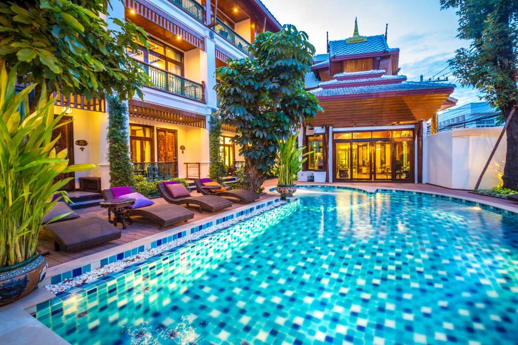 สระว่ายน้ำที่โรงแรมแห่งหนึ่งในประเทศไทยซึ่งตั้งอยู่ในสถานที่ท่องเที่ยวยอดนิยมของเชียงใหม่ ที่พักเชียงใหม่