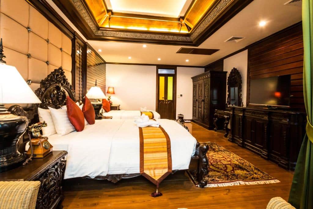 ห้องนอนสองเตียงและเพดานไม้ในราชบุรีที่เที่ยว ที่พักเชียงใหม่