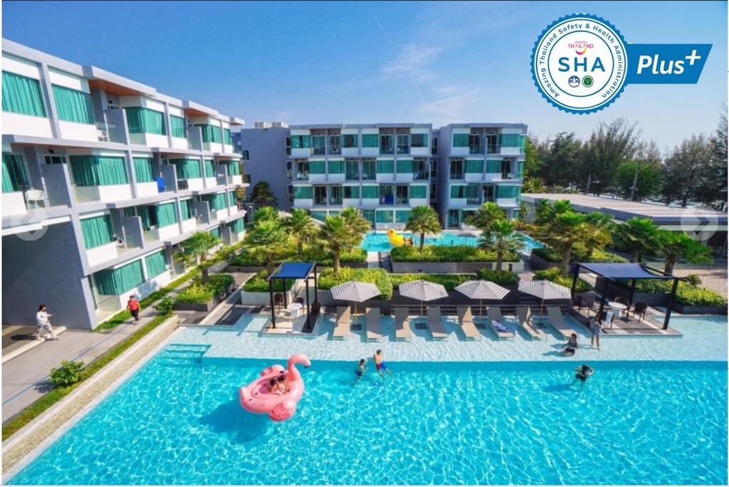 สระว่ายน้ำที่โรงแรมแห่งหนึ่ง (โรงแรมเขาค้อ) ในประเทศไทย ที่พักชะอําติดทะเลราคาถูก