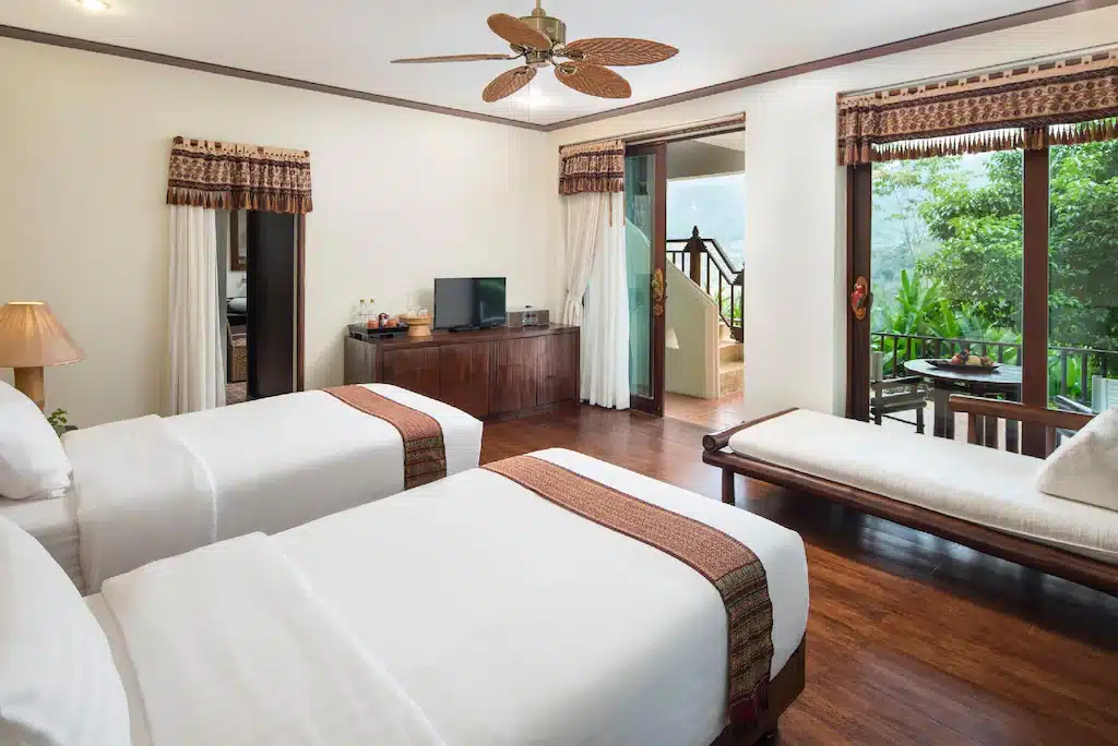 ห้องพัก 2 เตียง และระเบียง โรงแรมในเชียงใหม่ ในราชบุรีที่เที่ยว