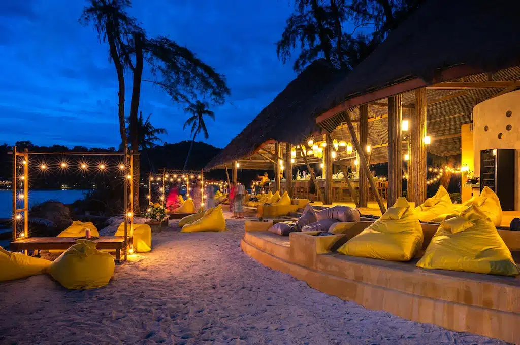 ที่พักเกาะกูด บาร์ริมหาดในราชบุรีที่มีหมอนและไฟสีเหลือง