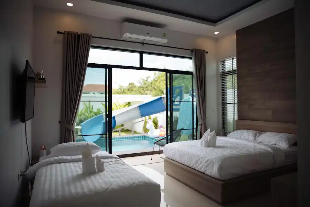 ห้องที่มีเตียง 2 เตียง และสไลเดอร์ ใน พูลวิลล่าชะอำติดทะเล