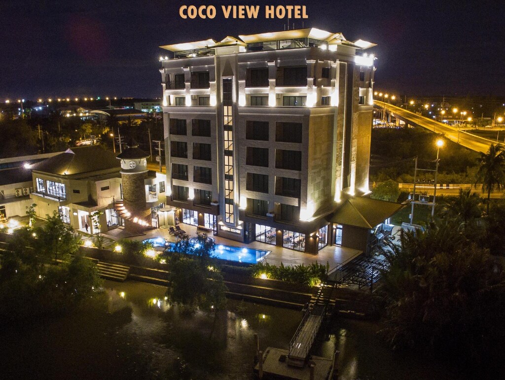 วิวทางอากาศของโรงแรม coco view ยามค่ำคืน โรงแรมอัมพวา