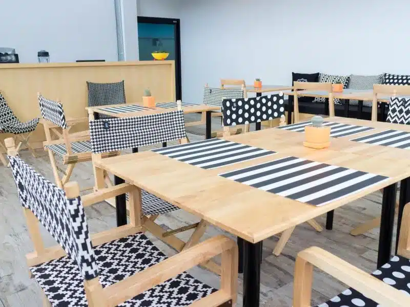 ร้านอาหารที่มี ที่พักกว๊านพะเยา เก้าอี้และโต๊ะลายจุดขาวดำสุดเก๋