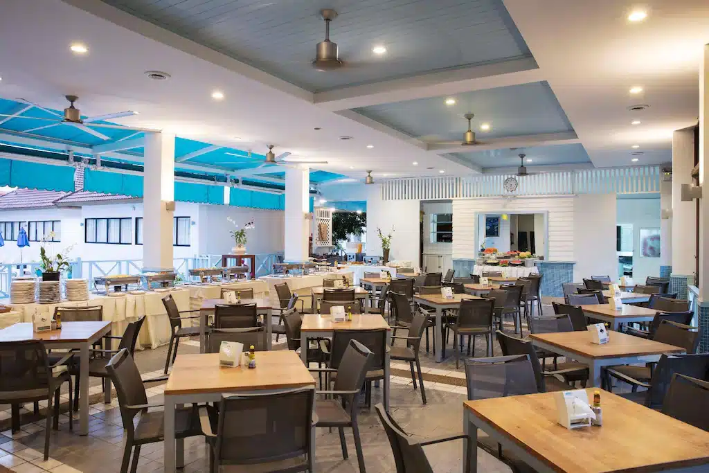 ห้องอาหารหรือที่รับประทานอาหารของ Santos Beach Resort's ชะอำ. ที่พักชะอำ