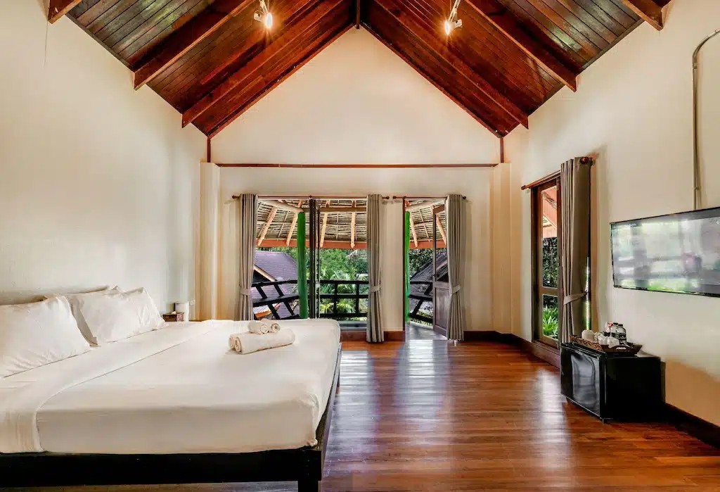 ห้องนอนพื้นไม้และเพดานไม้ ในราชบุรีที่เที่ยวสถานที่ท่องเที่ ที่พักเกาะกูด