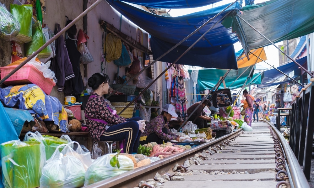 ตลาดร่มหุบ (ตลาดในกรุงเทพฯ ของประเทศไทย) เป็นตลาดที่คึกคักและมีชีวิตชีวาในกรุงเทพฯ ประเทศไทย ด้วยสินค้าและผลิตภัณฑ์ท้องถิ่นที่หลากหลาย ตลาดร่มหุบ