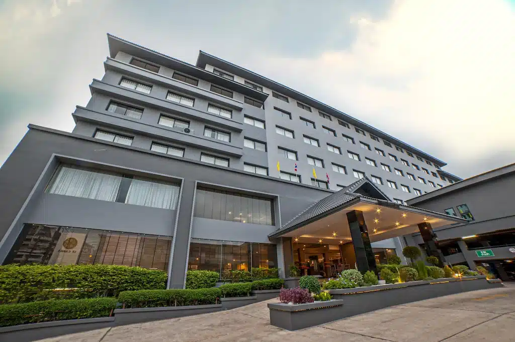 ทางเข้าโรงแรมในเมืองที่ตั้งอยู่ในจังหวัดขอนแก่นซึ่งเป็นสถานที่ท่องเที่ยวยอดนิยมของประเทศไทย