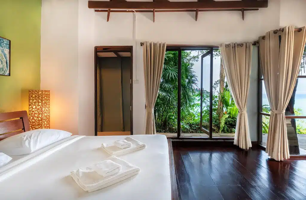 ห้องนอนผนัง ที่พักเกาะกูด สีเขียวและวิวทะเลในราชบุรี