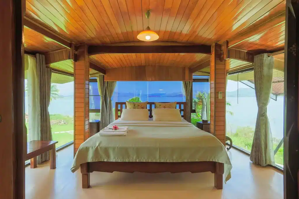 ห้องนอนริมชายหาดพร้อมเตียงและทิวทัศน์อันงดงามของมหาสมุทร ที่พักแก่งกระจาน