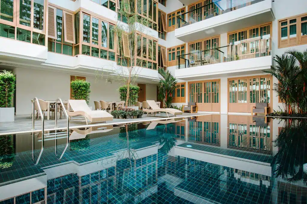 ที่พักเชียงใหม่ สระว่ายน้ำกลางตึกอพาร์ตเมนต์ในราชบุรีที่เที่ยว