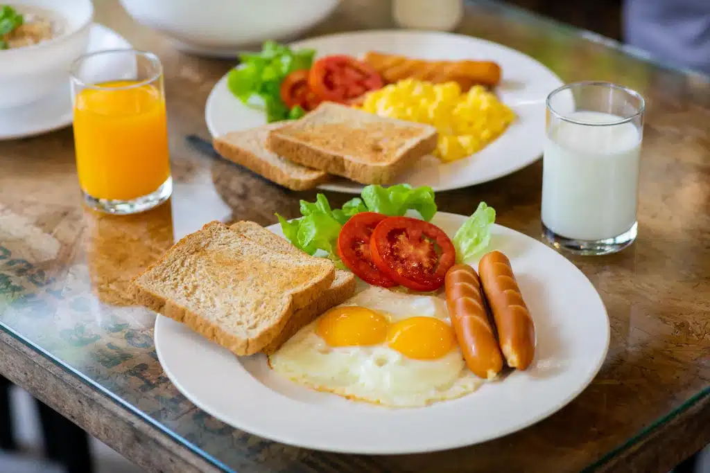 อาหารเช้าสองจานบนโต๊ะที่จุดหมายปลายทางในวันหยุดของไทย รีสอร์ทเชียงใหม่