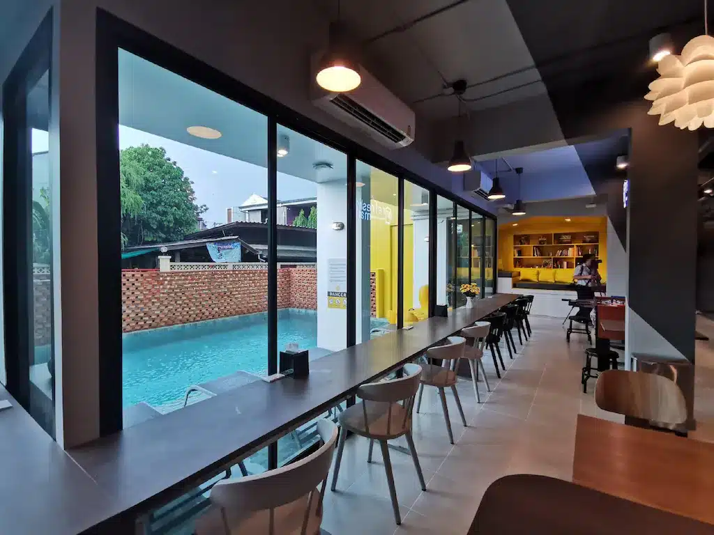 ร้านอาหารพร้อมโต๊ะและเก้าอี้และสระว่ายน้ำ ตั้งอยู่ในเที่ยวราชบุรี ที่พักเชียงใหม่