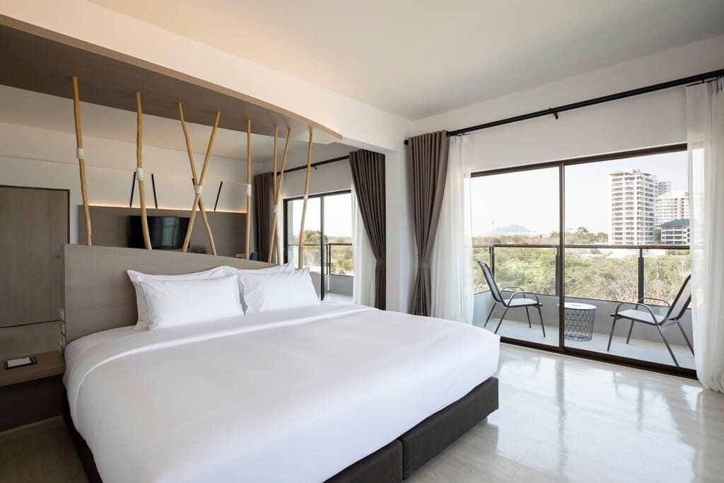 ห้องพักโรงแรมที่สวยงามและราคาไม่แพงในเขาค้อพร้อมเตียงขนาดใหญ่และระเบียง ที่พักชะอําติดทะเล