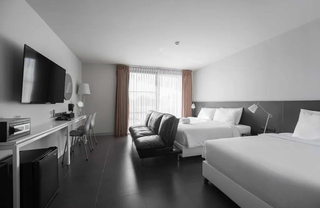 ภาพถ่ายขาวดำห้องพักในโรงแรมสองเตียงในราชบุรี ที่พักเชียงใหม่