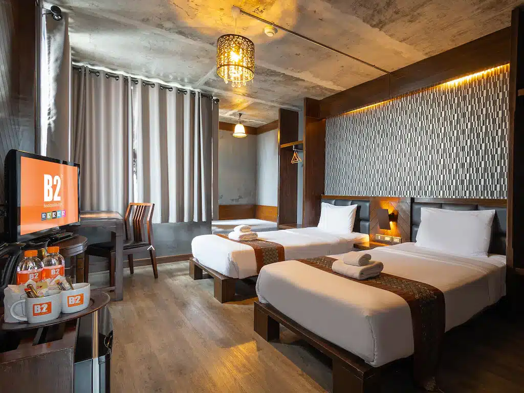 ห้องพักในโรงแรมแบบ 2 เตียง และโทรทัศน์ในจุดท่องเที่ยวราชบุรี รีสอร์ทเชียงใหม่